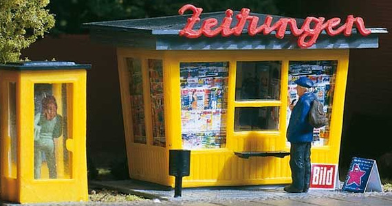 Edicola con cabina telefonica