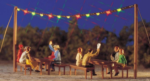 TAVOLI CON FESTONI LUMINOSI