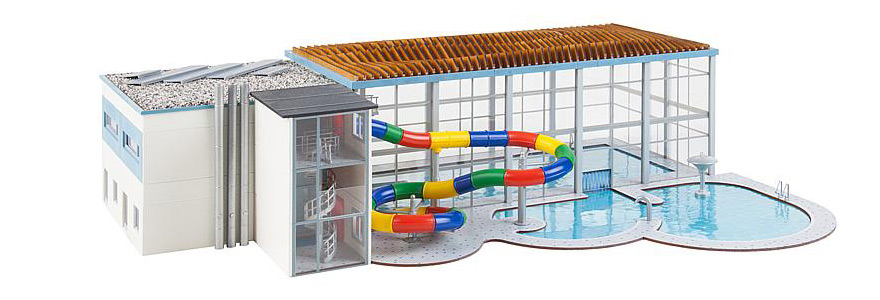 Piscina coperta con scivolo