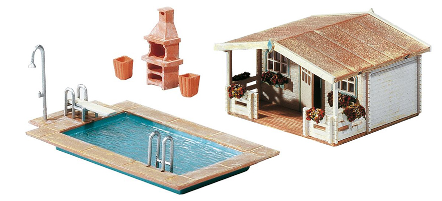 Piscina e casetta nel giardino