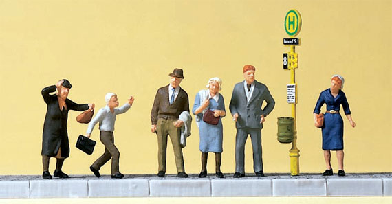 PERSONE ALLA FERMATA TRAM