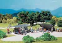 Vedi Scheda Faller 180584 - 2 appoggiabiciclette con biciclette Faller - Scala  H0 